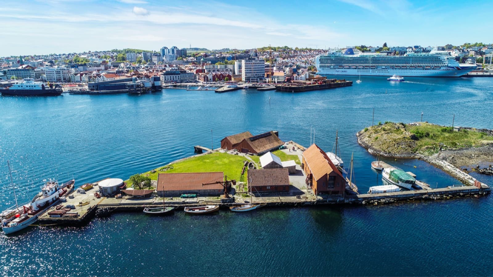 Natvigs Minde sett fra luften med Stavanger sentrum i bakgrunnen